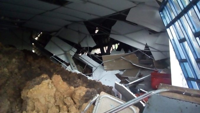 Siete personas atrapadas, entre ellas 5 niños, por deslizamiento de tierra en vereda de Calarcá, Quindío