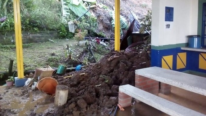 Siete personas atrapadas, entre ellas 5 niños, por deslizamiento de tierra en vereda de Calarcá, Quindío