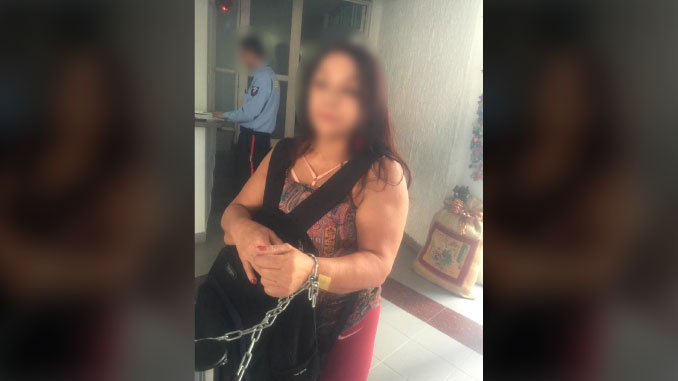 Encadenada, mujer protesta por demoras en la entrega de medicamentos por parte de EPS