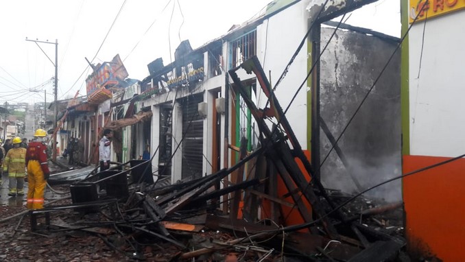 Incendio en El Cairo, Valle, consumió seis viviendas y afectó varios locales comerciales