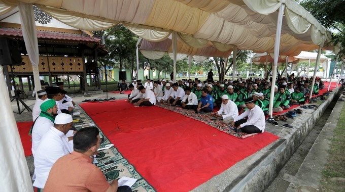 Indonesios rezan en un aniversario del tsunami que se produjo en Aceh (Indonesia) en 2004, que dejó un balance de 225.000 muertos. EFE/Archivo
