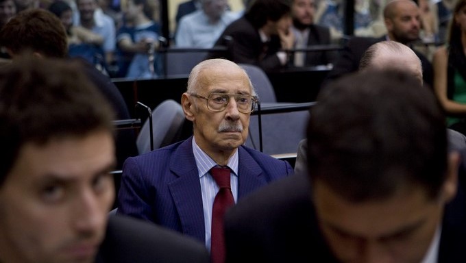 El ex presidente de facto de Argentina Jorge Rafael Videla (c), en una de las sesiones del juicio por delitos de lesa humanidad, al que se enfrentó en los Tribunales Federales de Buenos Aires. EFE/Archivo