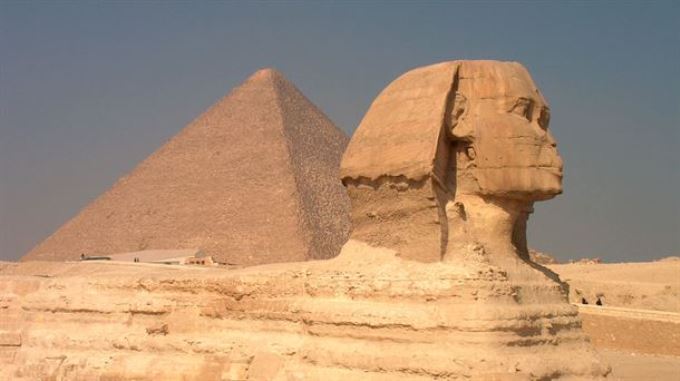 ¡Escándalo! Posan desnudos sobre la sagrada Pirámide de Keops. FOTO