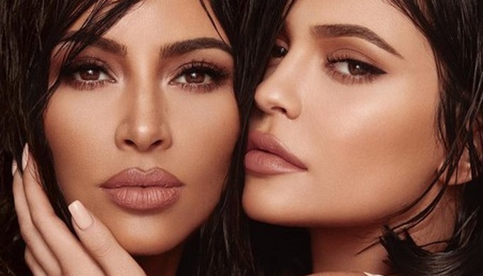 Kim Kardashian y Kylie Jenner/ Tomada de @kyliecosmetics