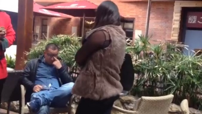 Víctima grabó a pareja que le habría robado su computador en un centro comercial