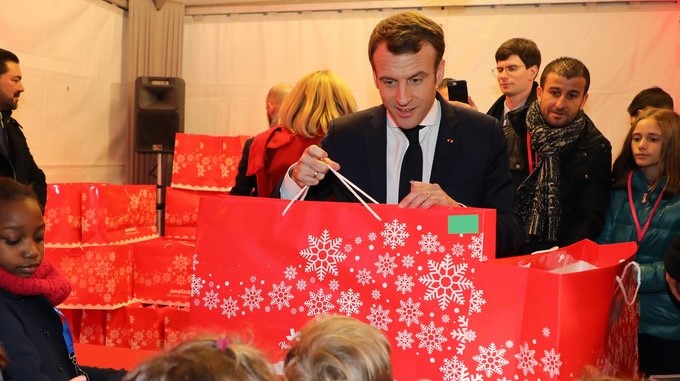 El presidente francés, Emmanuel Macron repartió el miércoles regalos durante una fiesta navideña para los hijos de los empleados del Palacio del Elíseo. EFE