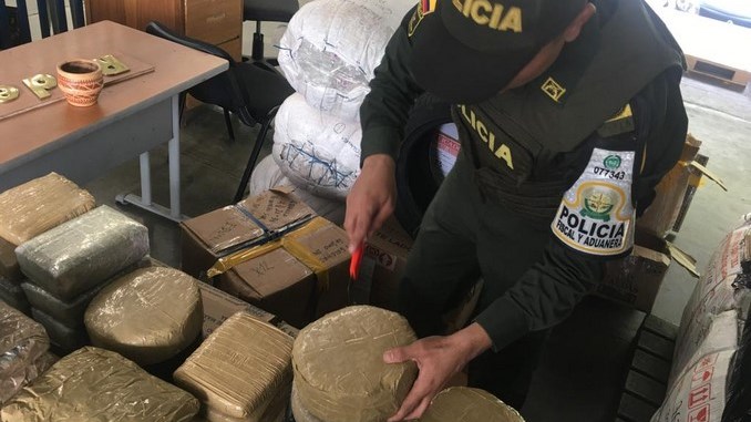 Durante operativos contra el contrabando en Medellín, la Polfa encontró 39 paquetes con 28 kilos de marihuana