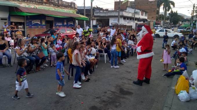 GALERIA DE FOTOS: La policía de la Estación Laureles celebró la navidad con los habitantes de Naranjal