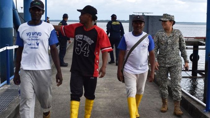 Pescadores ecuatorianos rescatados aguas del Pacífico