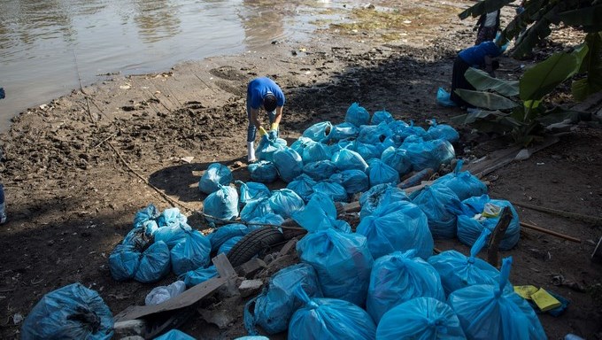 En 3 horas, voluntarios le sacaron al Nilo toneladas de plástico