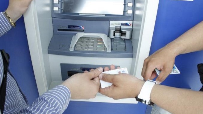 Retiro dinero, cajero, tarjeta