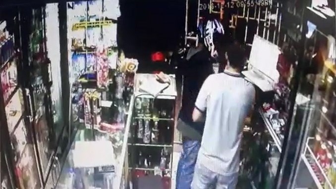 Con casco puesto ladrón ingresó a un local y en cuestión de segundos se llevó el dinero de la caja registradora