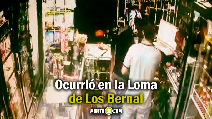 Con casco puesto ladrón ingresó a un local en Medellín y en cuestión de segundos se llevó el dinero de la caja registradora