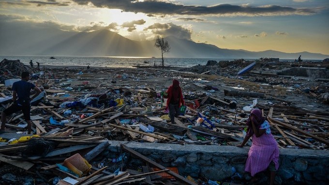 EN VIDEO: ¡Impresionantes imagenes! Tsunami provoca al menos 20 muertos y 165 heridos en Indonesia
