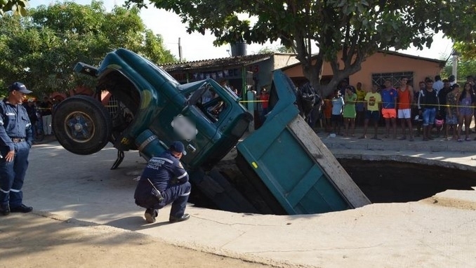Hueco se tragó una volqueta en Ciénaga, Magdalena