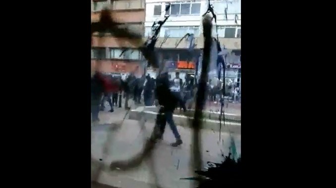 El momento en que vándalos atacan CAI de la Policía durante las protestas en Bogotá