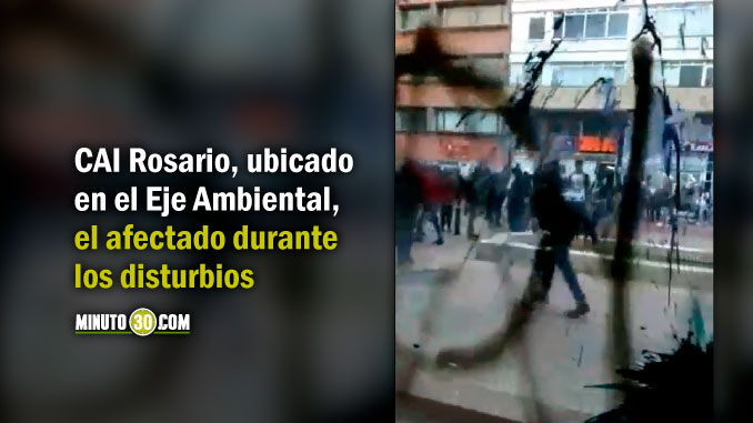 VIDEO: El momento en que vándalos atacan CAI de la Policía durante las protestas en Bogotá