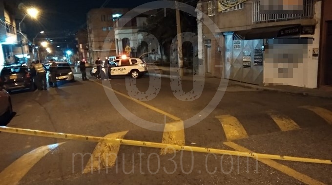 FOTOS: Dos personas habrían resultado heridas tras tentativa de homicidio en La América 1 Dos personas habr%C3%ADan resultado heridas tras tentativa de homicidio en La Am%C3%A9rica copia