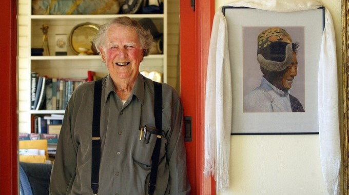 El alpinista neozelandés Sir Edmund Hillary, en su residencia de Auckland, en 2003. EFEArchivo