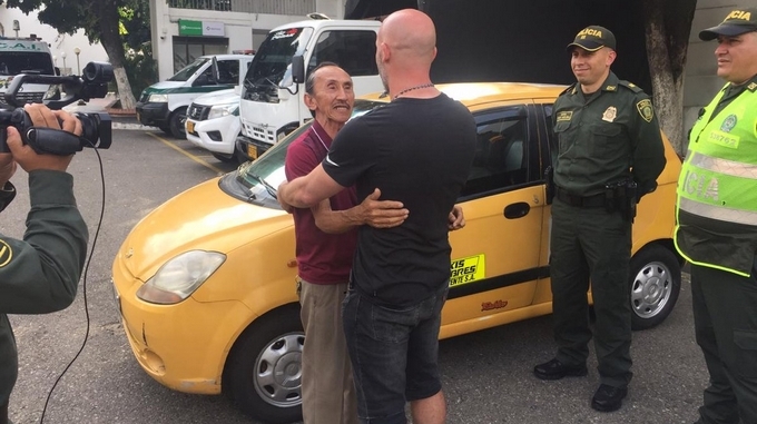 Video: Ejemplo de honestidad, taxista le devolvió 2.600 dólares al DT del Cúcuta tras olvidarlos en su vehículo 2