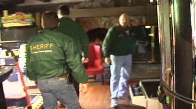 Agentes de la Oficina de Investigaciones Criminales de Santa Barbara revisan la mansión de Michael Jackson. Era noviembre de 2003/ Tomada de Infobae