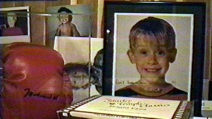 La imagen de Macaulay Culkin autografiada y dedicada al cantante pop: “No me dejes solo en la casa”, le escribió el actor a Jackson/ Tomada de Infobae