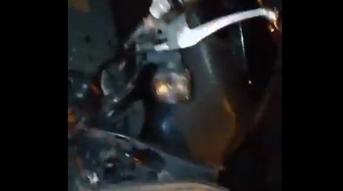 EN VIDEO: ¡Irresponsable! Causó un accidente y se dió a la fuga dejando gravemente lesionado a un motociclista