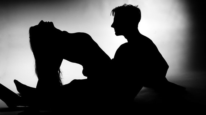 Un beso que promete orgasmos: Qué es el beso ‘Singapur’ y cómo se practica