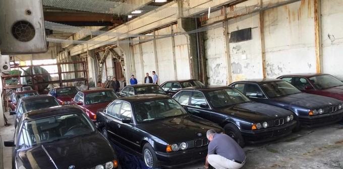 Una flota de BMW Serie 5 0 km, modelos 1994, fueron encontrados en Bulgaria. (Fotos: Facebook, vía Autoclub)
