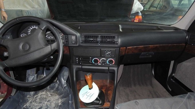 Una flota de BMW Serie 5 0 km, modelos 1994, fueron encontrados en Bulgaria. (Fotos: Facebook, vía Autoclub)