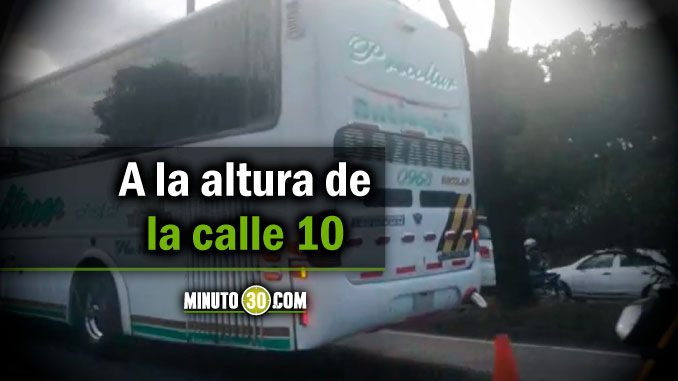 Reportan fuerte congestión por bus varado en la autopista Sur