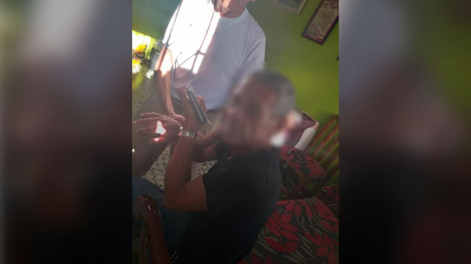 Ladrón se hizo pasar como funcionario público para asaltar a un adulto mayor con discapacidad visual en Medellín