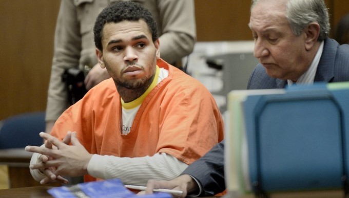El cantante estadounidense Chris Brown (L) durante una audiencia en el Criminal Courts Building en Los Angeles, California, EE. UU el 9 de mayo de 2014 en la que se declaró culpable de agredir a su entonces novia, la cantante Rihanna. EFE / Archivo.