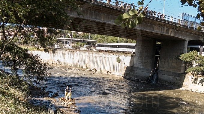 EN FOTOS Y VIDEO: Recuperaron el cuerpo que flotaba en el río Medellín 12 cuerpo rio medellin 03 01 2019 11