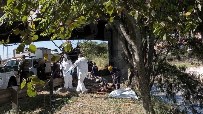 EN FOTOS Y VIDEO: Recuperaron el cuerpo que flotaba en el río Medellín 14 cuerpo rio medellin 03 01 2019 13