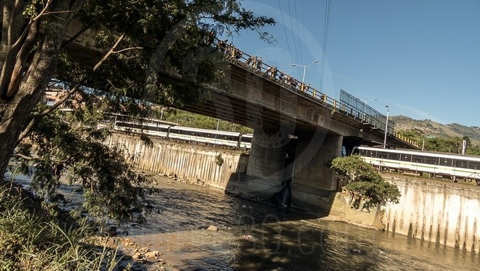 EN FOTOS Y VIDEO: Recuperaron el cuerpo que flotaba en el río Medellín 5 cuerpo rio medellin 03 01 2019 4