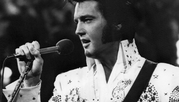 Elcantante estadounidense Elvis Presley en una de sus actuaciones. EFE/Archivo.