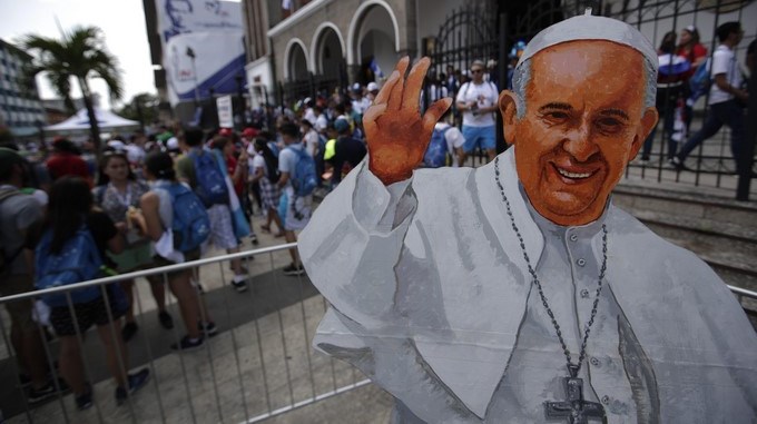 Miles de personas madrugan en Panamá para ver de cerca al papa Francisco