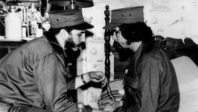 Fidel Castro (i) conversa con Ernesto "Che" Guevara en el interior de un barracón poco después del triunfo de la revolución que ocasionó la caida de Fulgencio Batista. EFE/Archivo