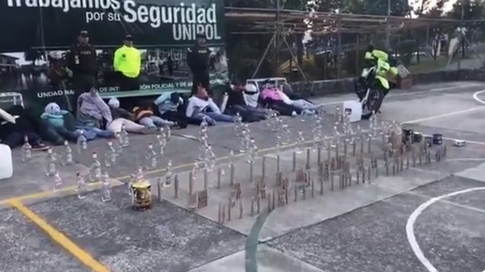 VIDEO: Incautan pólvora, licor adulterado y muñecos de año viejo en varios sectores del Área Metropolitana