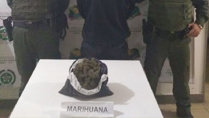 Llevaba su bolsada de marihuana por plena calle de Jericó