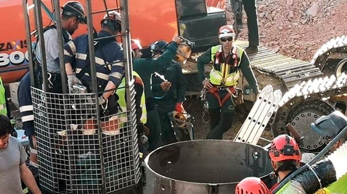 Fotografía compartida en Instagram por Alfonso Rodríguez Gómez de Celis, delegado del Gobierno en Andalucía que muestra la entrada de la Brigada de Salvamento Minero en el túnel con el objeto de rescatar a Julen, el niño de 2 años que cayó a un pozo estrecho y profundo el pasado 13 de enero en Totalan (Málaga). EFE