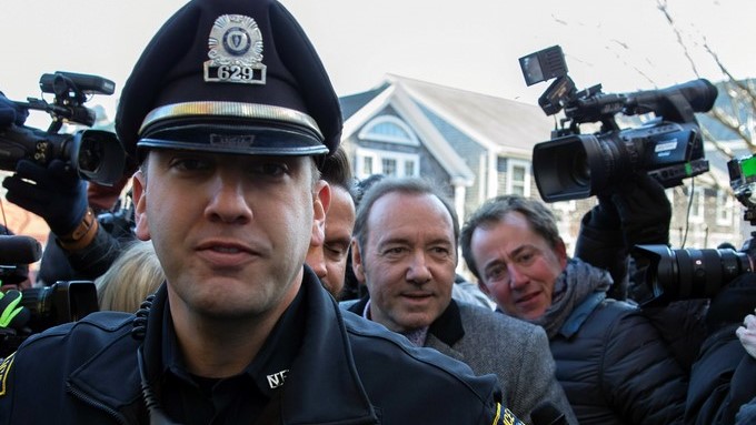El actor estadounidense Kevin Spacey (c) es escoltado por la policía a su llegada al tribunal de Nantucket, Estados Unidos. EFE