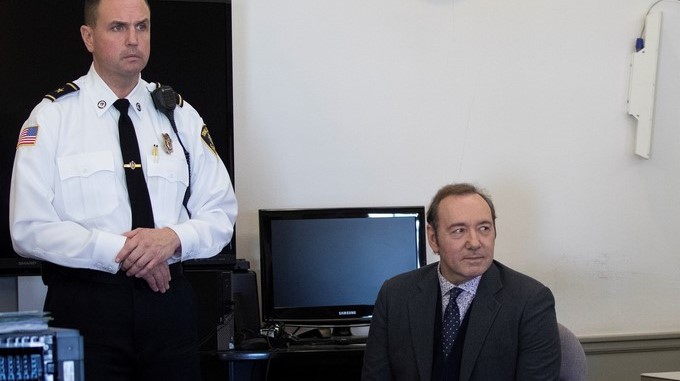 El actor estadounidense Kevin Spacey (d) asiste a un juicio ante el tribunal de Nantucket, Estados Unidos/ EFE