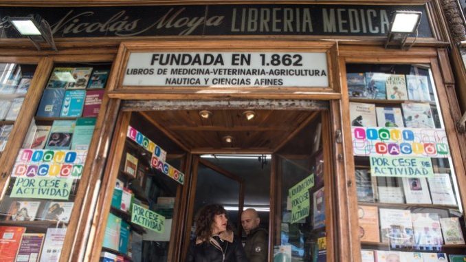 La crisis y la venta en internet acaban con la librería más antigua de Madrid
