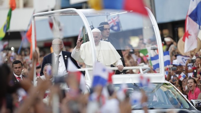 Miles inmortalizan con sus celulares el “fugaz” recorrido del papa por Panamá