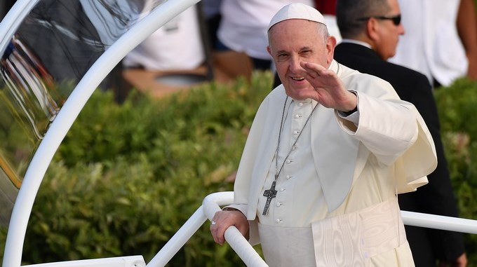 Papa Francisco: “quien rechaza a los homosexuales, no tiene corazón humano”