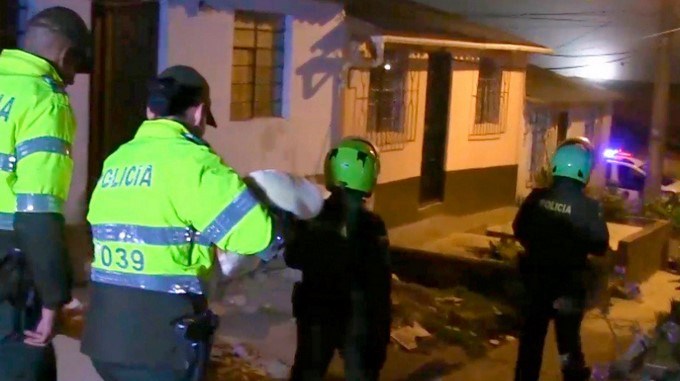 La Policía encontró a una bebé de dos horas de nacida, dentro de una caja de cartón, en el municipio de Yarumal 1 policia rescate recien nacida