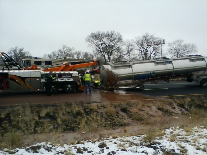 Volcamiento de un camión cisterna cargado de chocolate líquido, en una carretera de la ciudad de Flagstaff (Arizona, EE.UU.). EFE