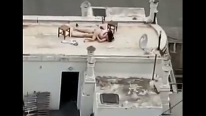 EN VIDEOS: Se les ocurrió tener sexo una terraza, sin tener en cuenta que al frente había un edificio de 30 pisos